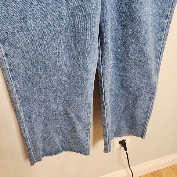 NWT BLANK NYC Womens Sleeveless Denim Belted cropped Jumpsuit. size medium. - Picture 7 of 16